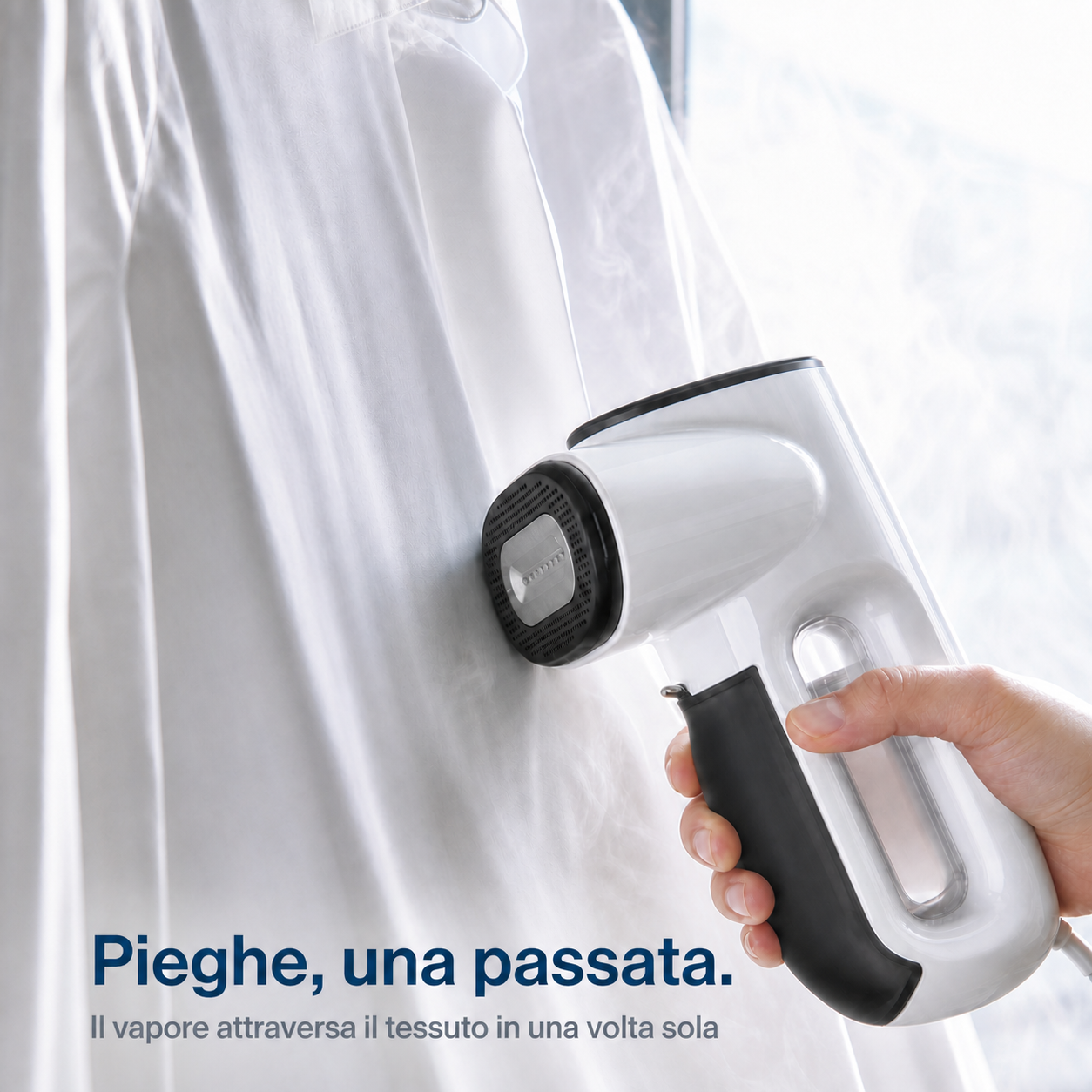 Stiratore a vapore NMY appoggiato a una camicia bianca appesa, con getto di vapore