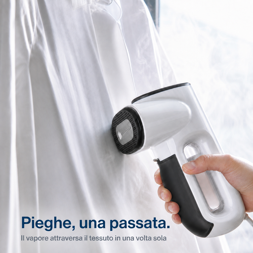 Stiratore a vapore NMY appoggiato a una camicia bianca appesa, con getto di vapore