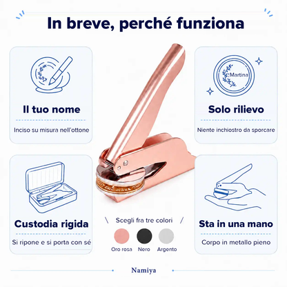Quattro schede attorno al timbro: nome su misura, rilievo senza inchiostro, custodia rigida e ingombro di una mano