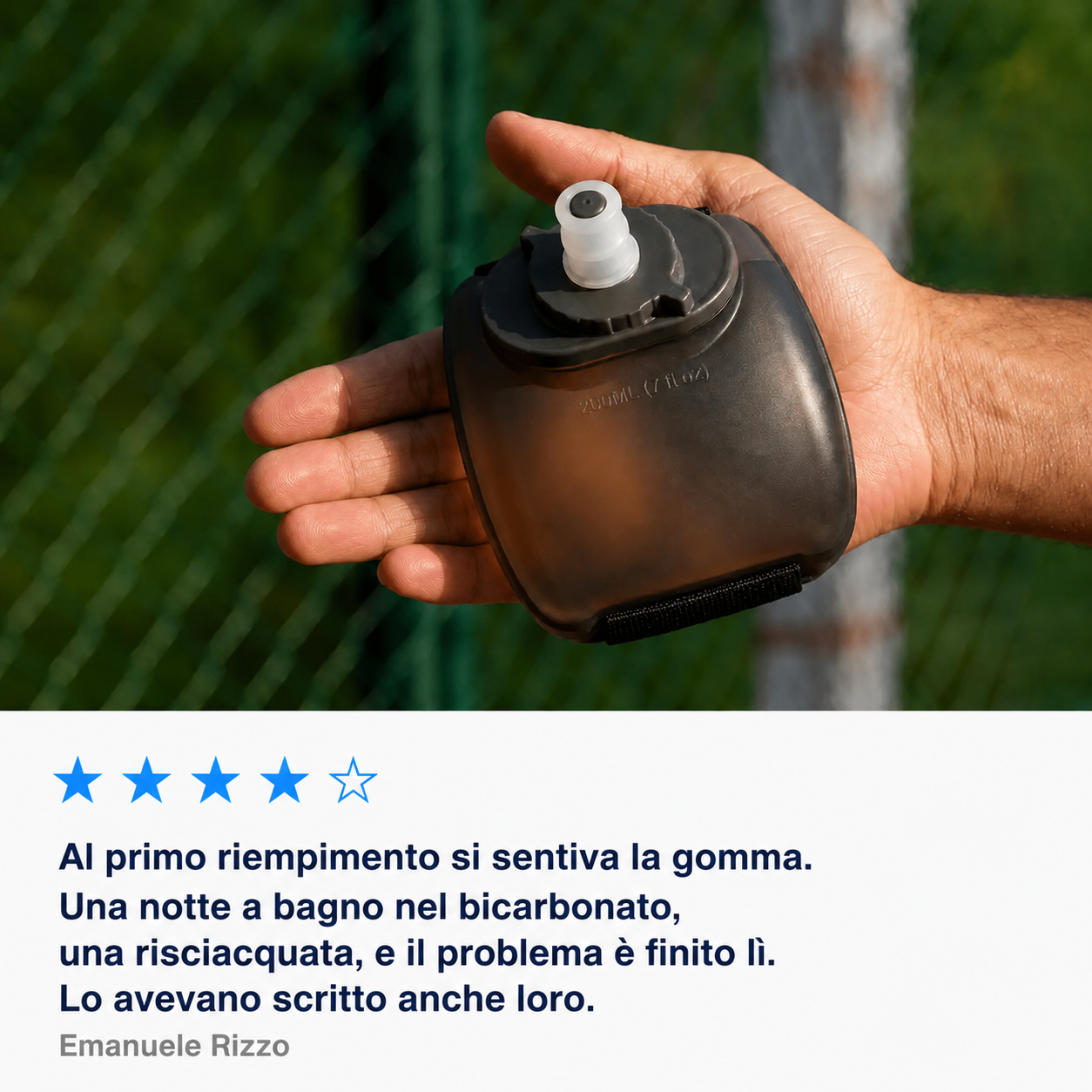 Foto della HydraBand nera nel palmo di una mano, accanto a una recensione a quattro stelle firmata Emanuele Rizzo