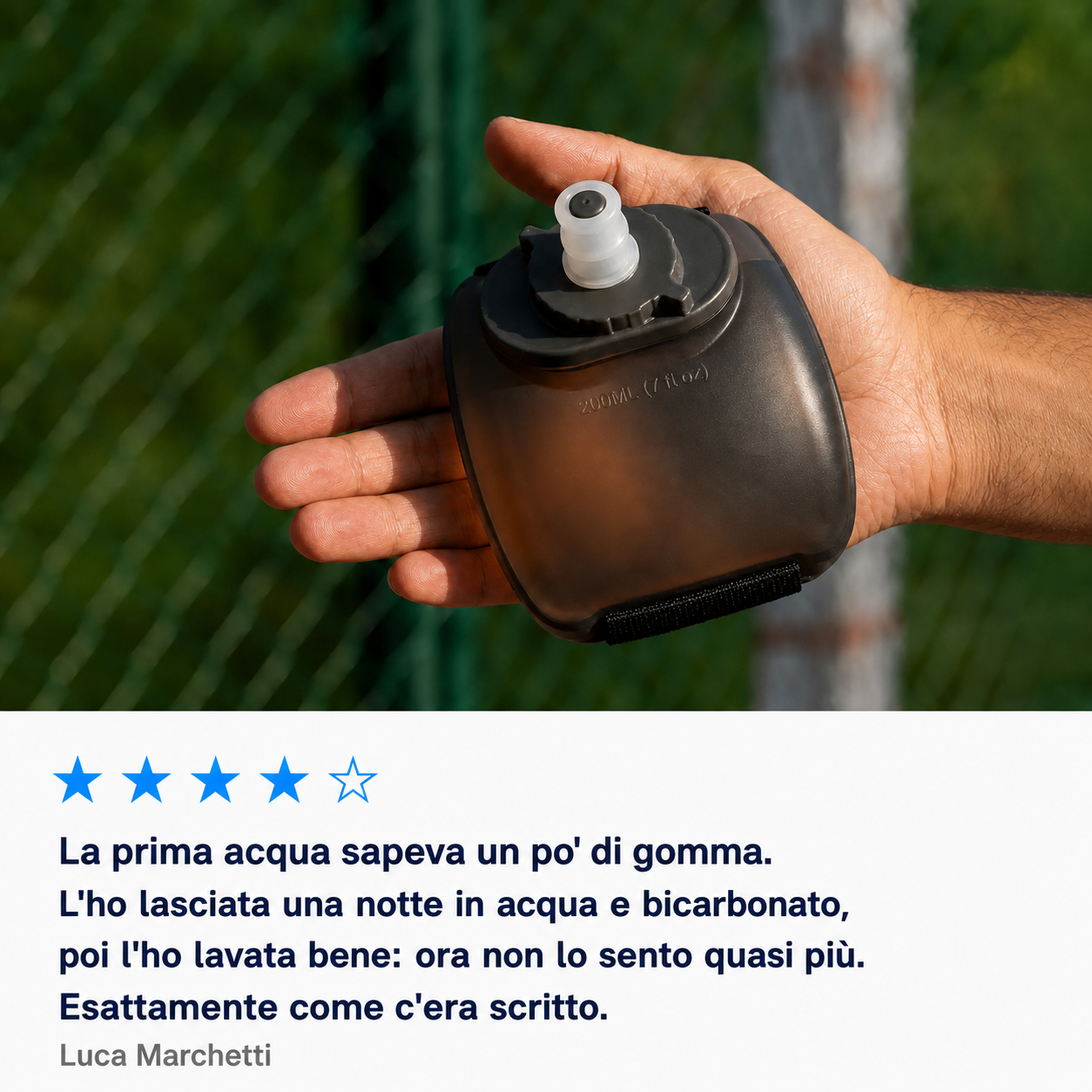 Recensione a quattro stelle di Luca Marchetti accanto alla foto della borraccia da polso nera tenuta in mano